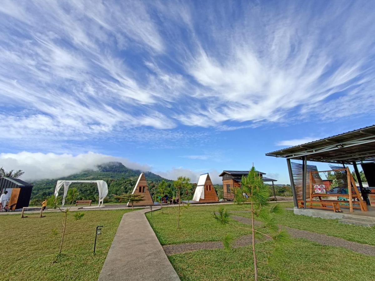 Отель Wawowow Tomohon Экстерьер фото