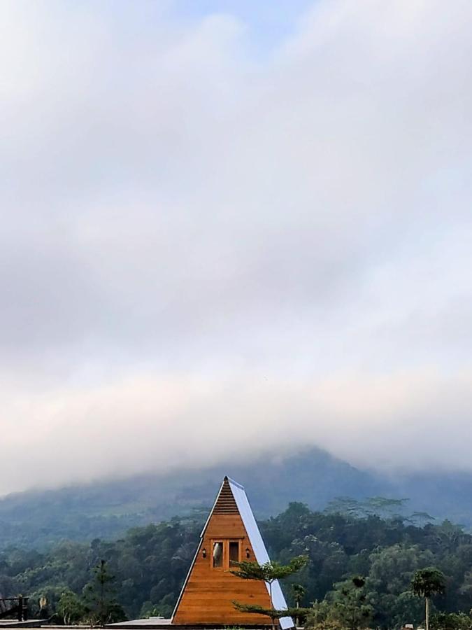 Отель Wawowow Tomohon Экстерьер фото